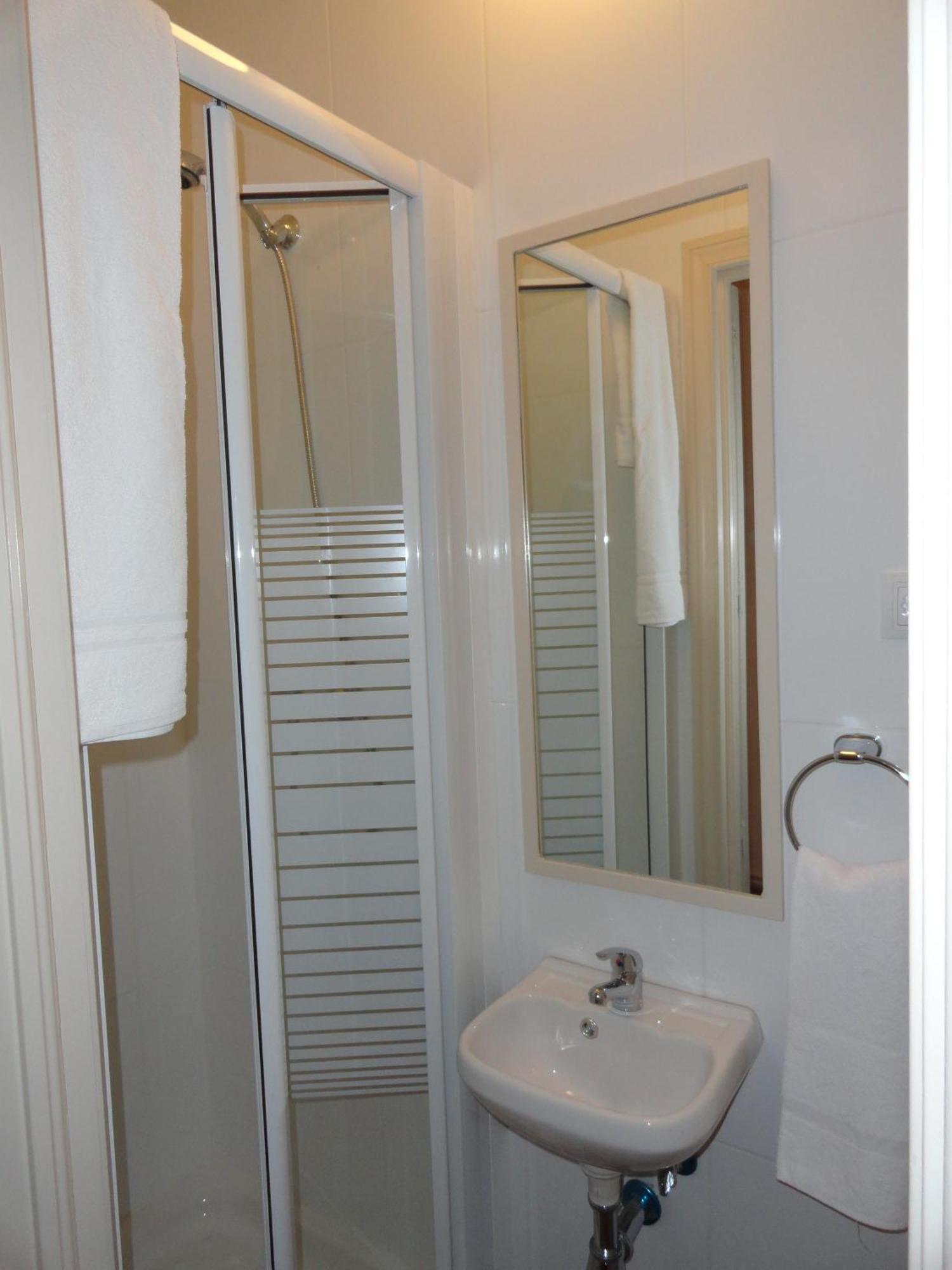 Hostal Alistana Madrid Bagian luar foto