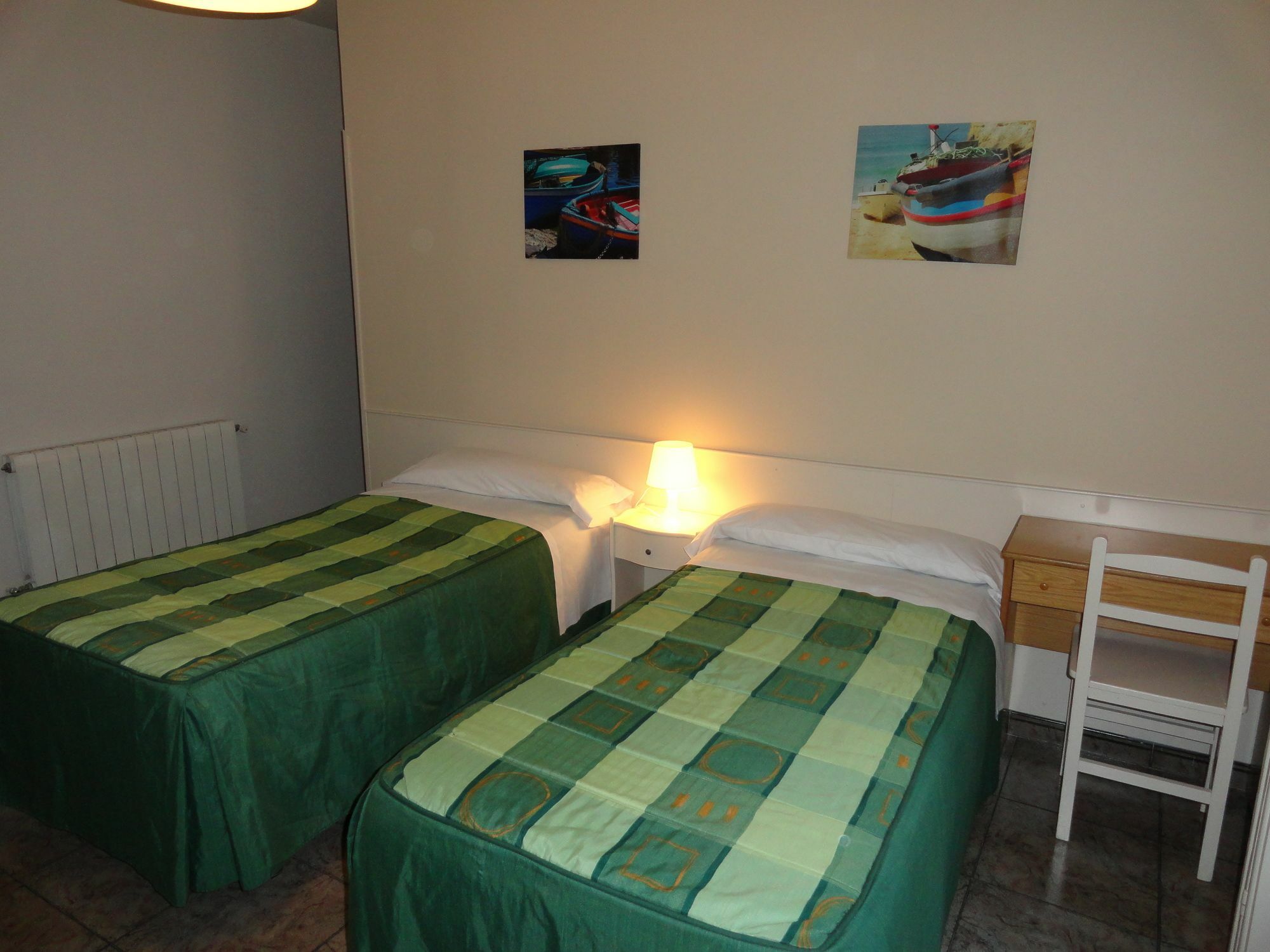 Hostal Alistana Madrid Bagian luar foto