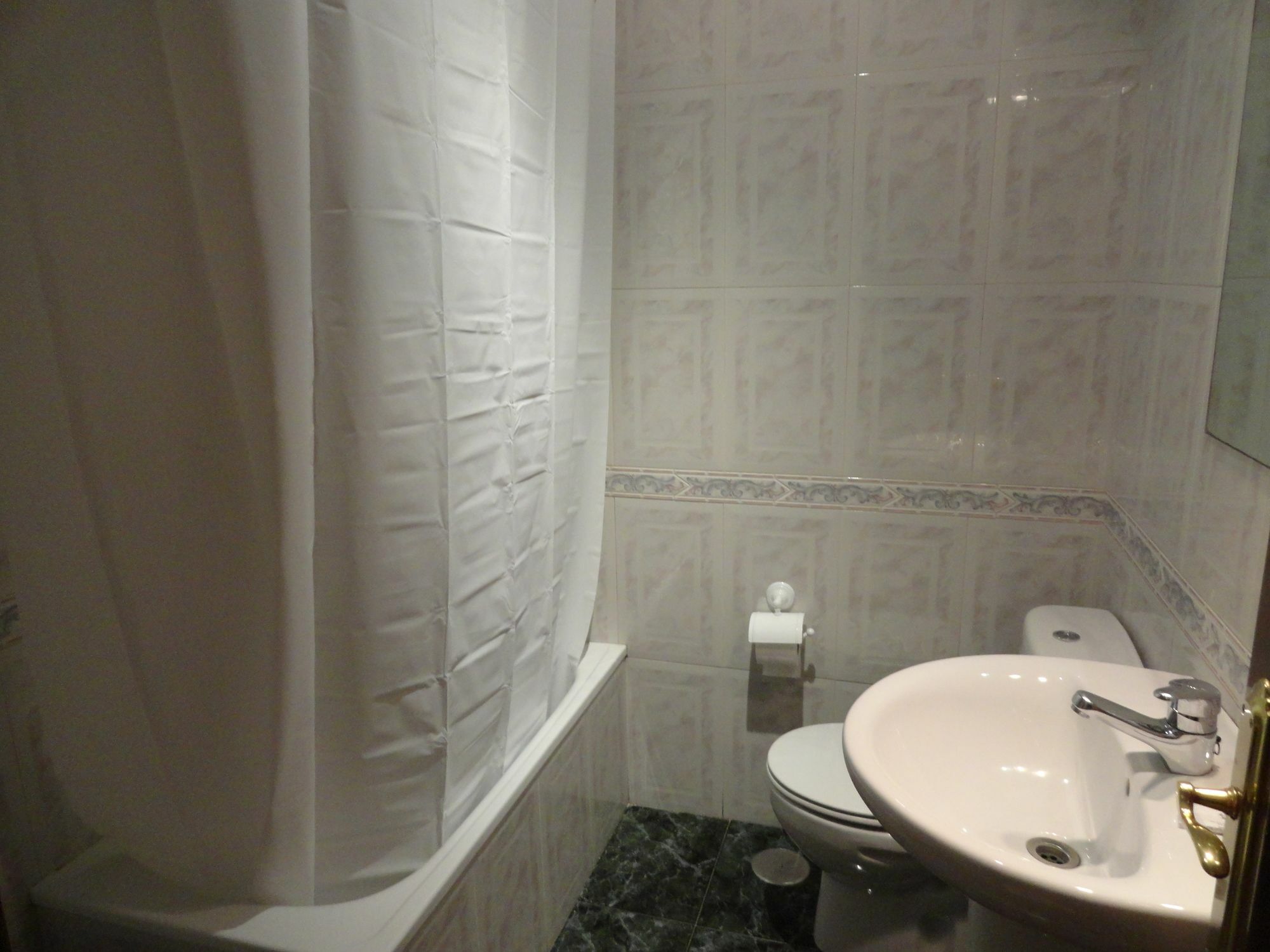 Hostal Alistana Madrid Bagian luar foto